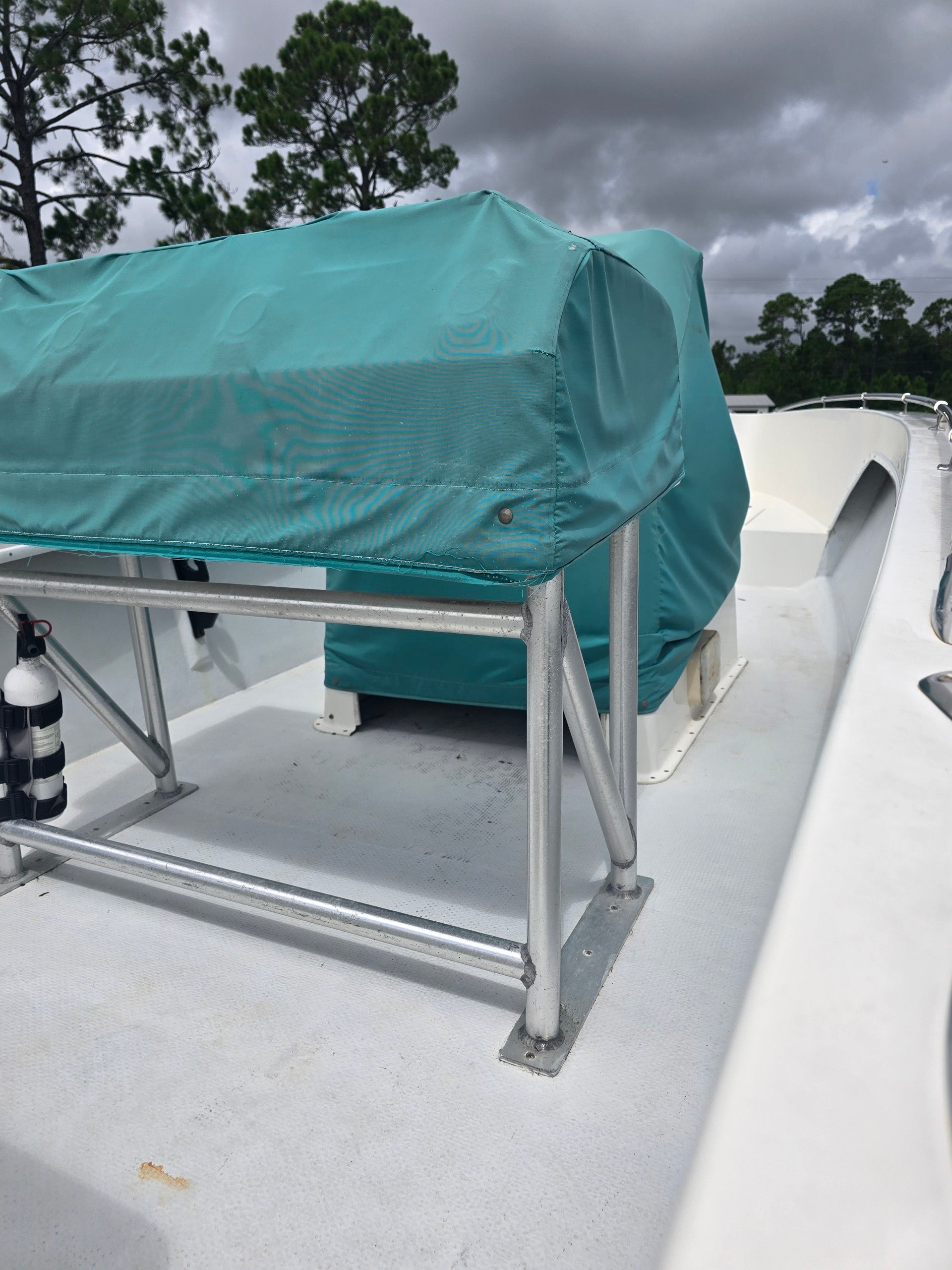 1997 24ft Superboat
200hp 2 Stroke Mercury Outboard